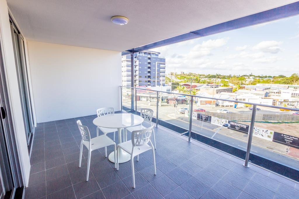 Eastwood Apartments Brisbane Eksteriør billede A balcony in a residential apartment