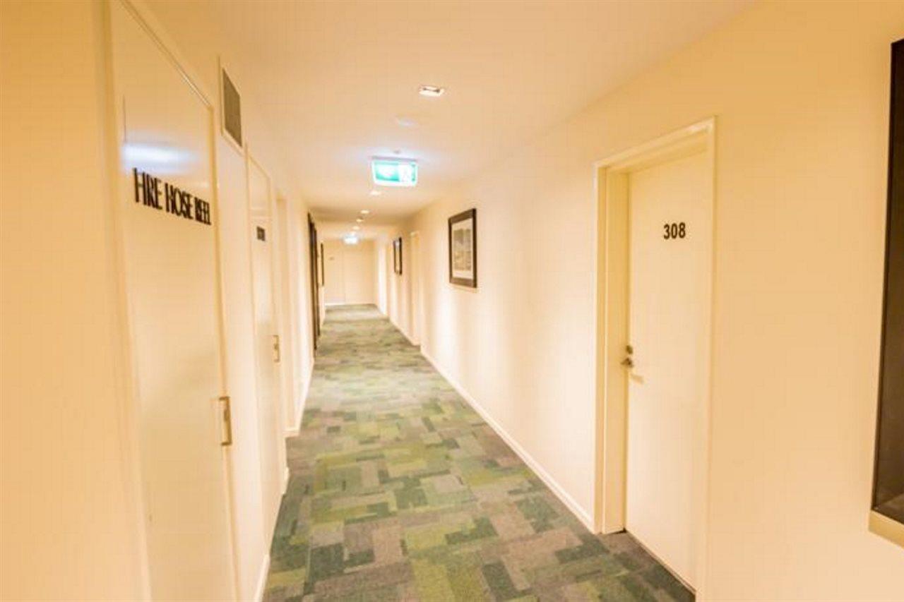 Eastwood Apartments Brisbane Eksteriør billede A typical corridor at the University of Kent