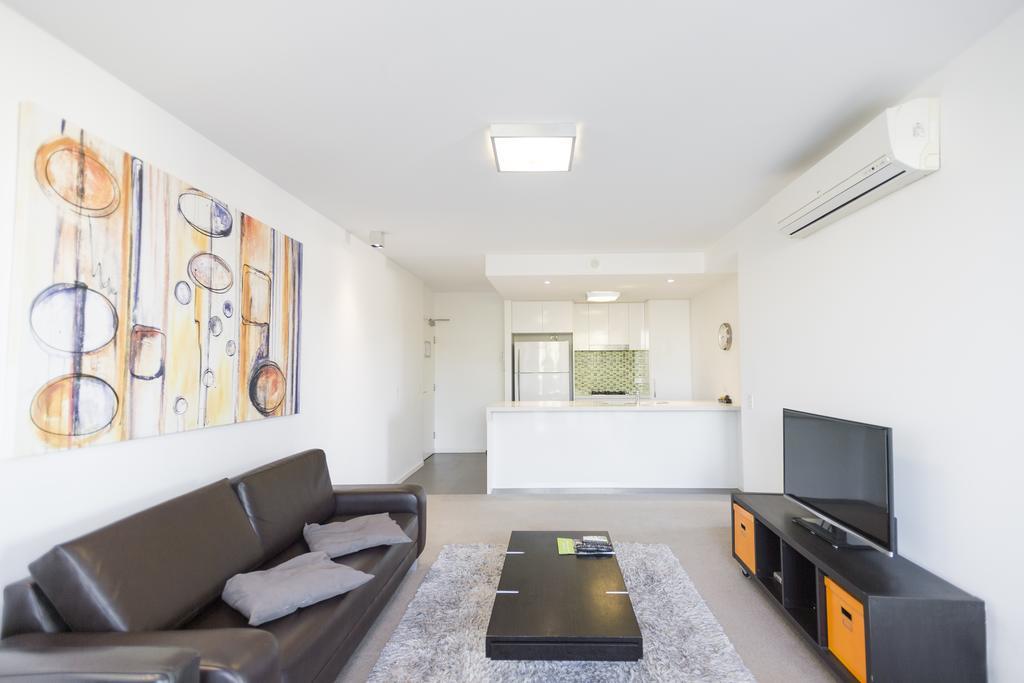Eastwood Apartments Brisbane Eksteriør billede A living room with a flat screen television