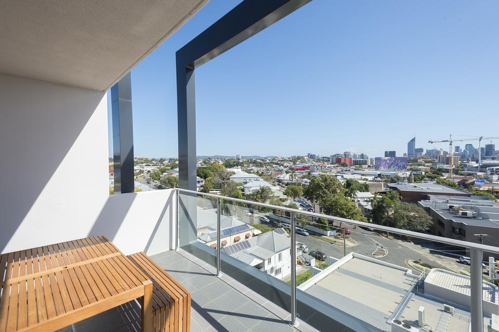 Eastwood Apartments Brisbane Eksteriør billede Balcony of an apartment in Perth, Western Australia