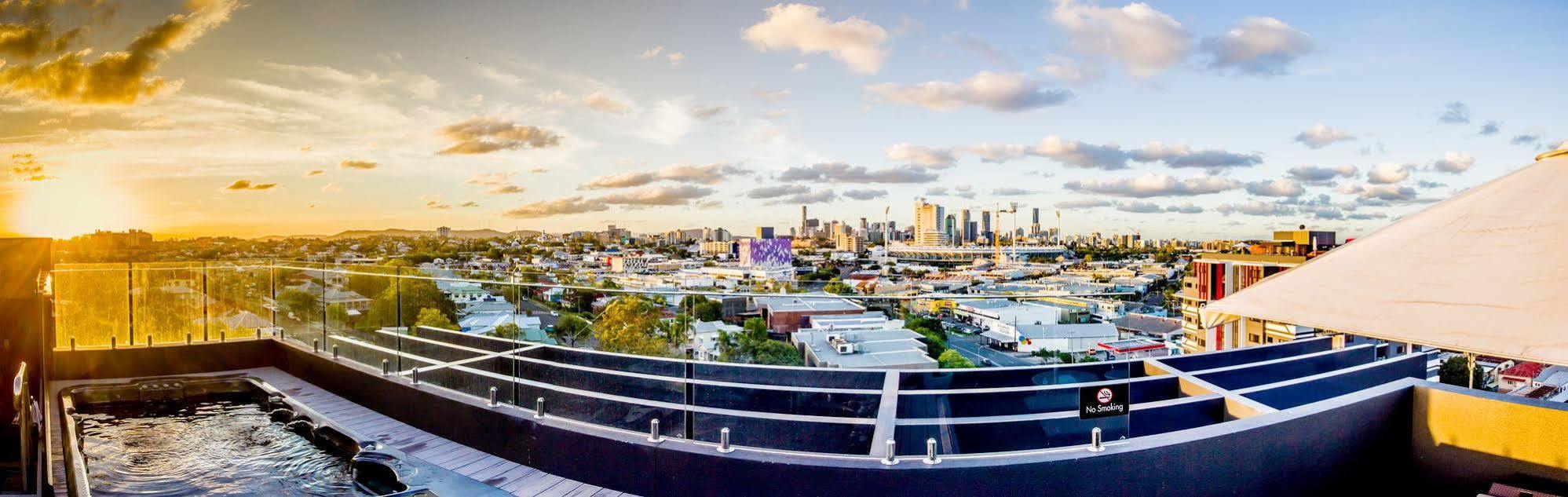 Eastwood Apartments Brisbane Eksteriør billede View of the Brisbane CBD from the rooftop of the Emporium Hotel South Bank