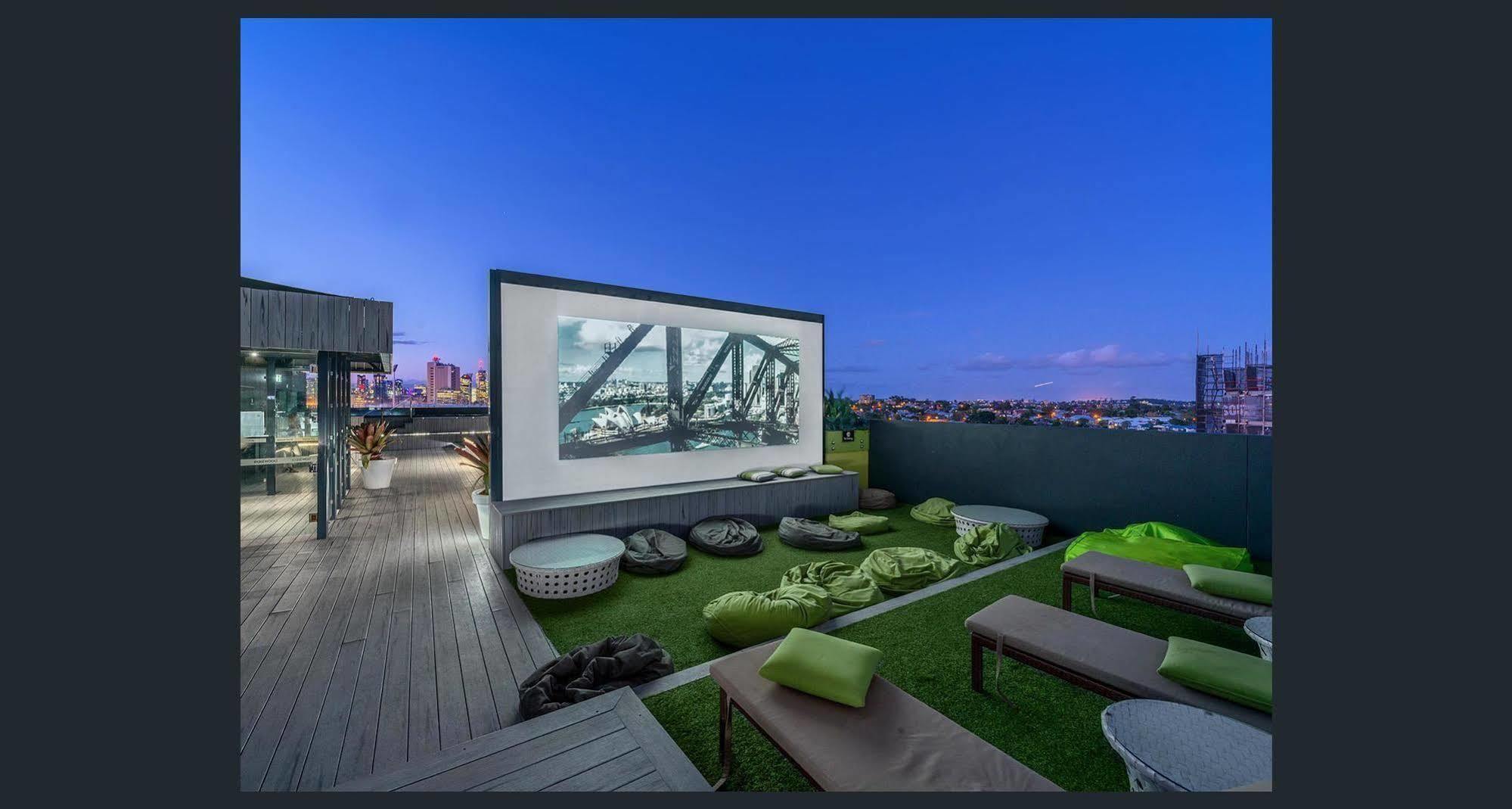 Eastwood Apartments Brisbane Eksteriør billede Rooftop movie theater